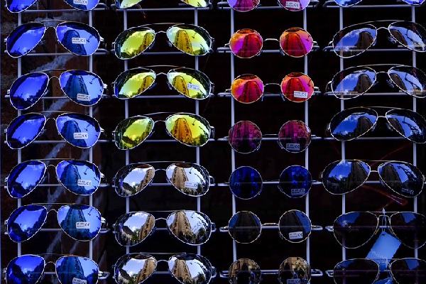 5 modelos de óculos de sol para diferenciar seu look